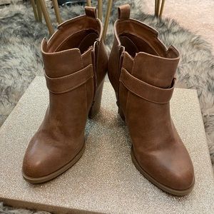 Lightly worn ankle booties in perfect condition. Perfect for the fall!